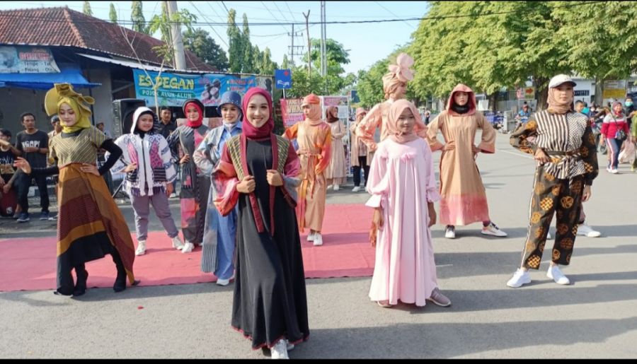 10 Model Pelajar Tampilkan Rancangan Baju Designer Cilik Asal Bojonegoro  