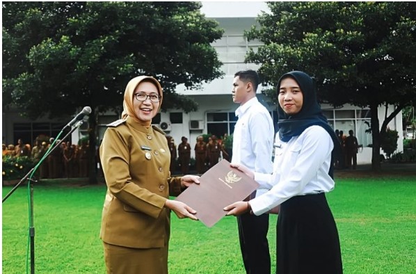 100 CPNS Formasi Tahun 2024 Resmi Terima SK Pengangkatan Dari Bupati Lumajang Dalam Sebuah Upacara