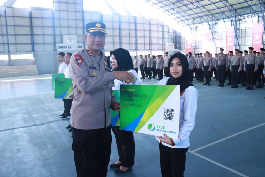 122 THL Terima Kartu BPJS Ketenagakerjaan Dari Kapolres Bojonegoro 