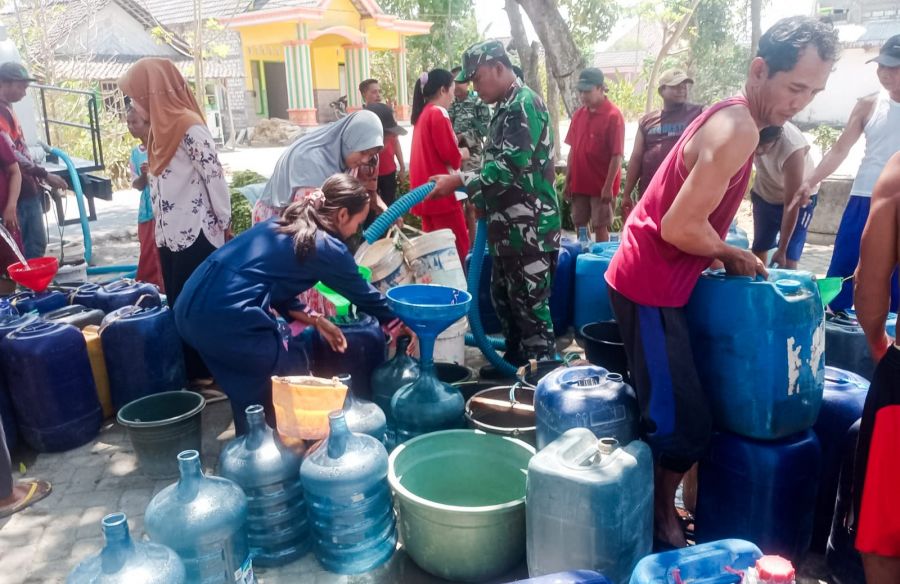 20 Ribu Liter Air Bersih Disalurkan Kodim 0813 Bojonegoro untuk Warga Desa Bakulan dan Balongrejo