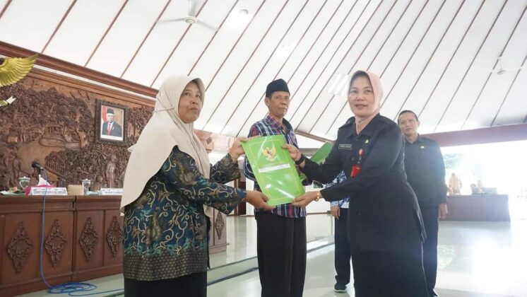 34 PNS 1 Pejabat Eselon IV dan 33 Pejabat Fungsional Lingkup Pemkab Bojonegoro Terima SK Purna Tugas