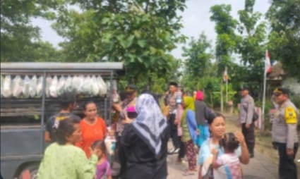 Kapolsek Kalitidu AKP Saefudinuri Melalui Anggotanya Terus Lakukan Bagi Sayur Gratis Untuk Warga