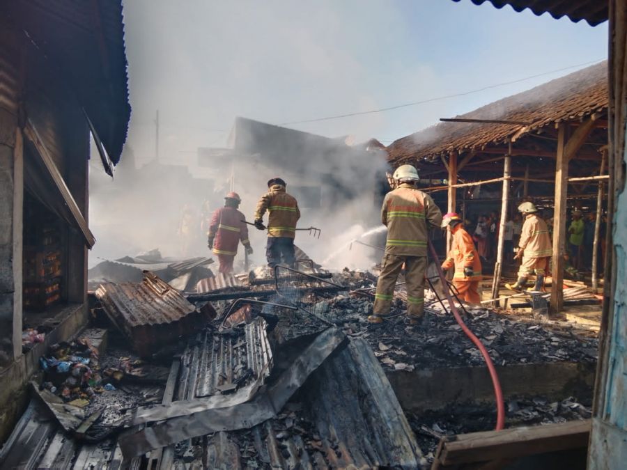 35 Personel Gabungan Damkarat Bojonegoro Atasi Kebakaran Pasar Bungkal