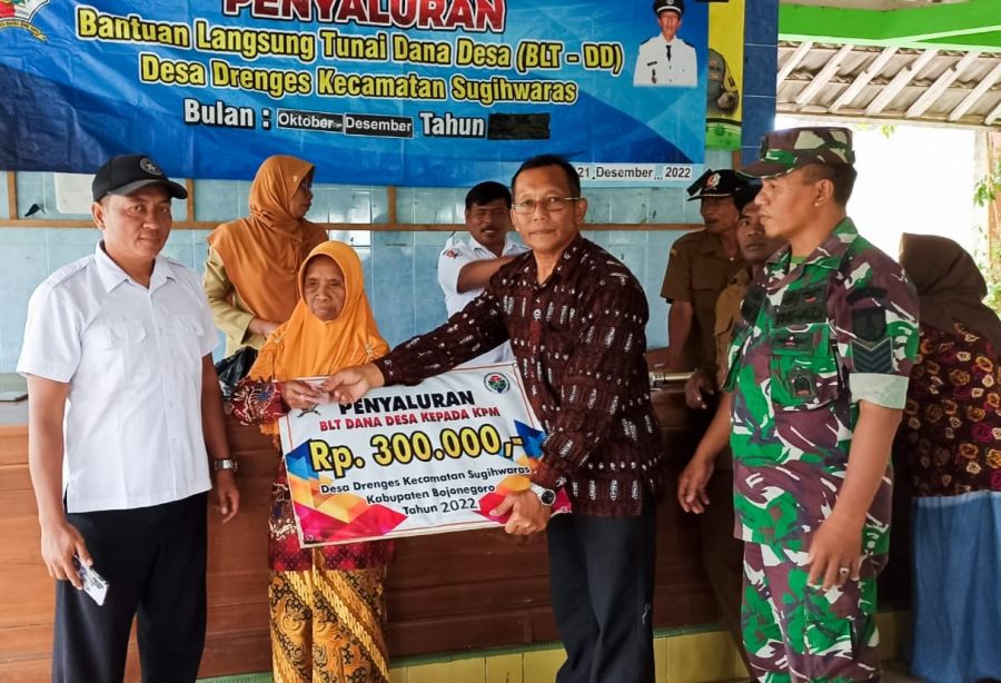 Babinsa Drenges Koramil Sugihwaras Kodim 0813 Bojonegoro Kawal Penyaluran BLT-DD Tahap IV