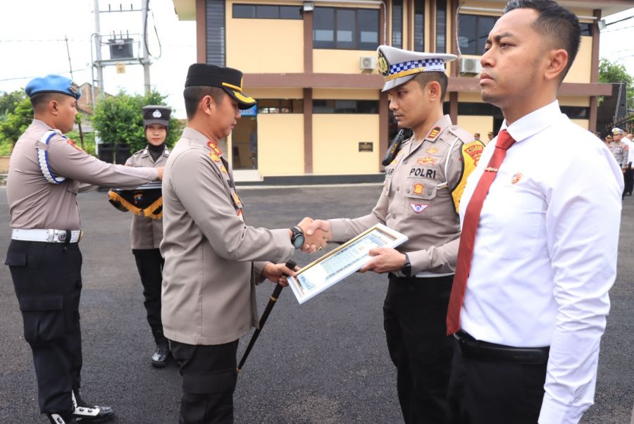 48 Personel Berprestasi Dapat Penghargaan Dari Kapolres Bojonegoro