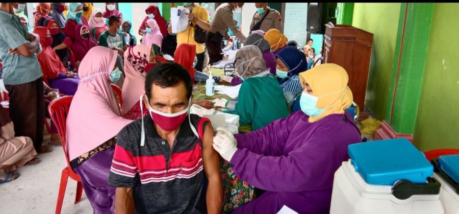 500 Dosis VAKSIN Kegiatan Program Vaksin Sinovac dari Polsek Sumberjo  Untuk Masyarakat Tloghaji