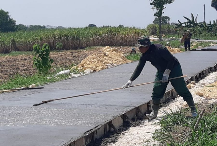 Adukan Cor Serta Debu, Teman Setia Anggota Satgas TMMD ke-114 di Lokasi Sasaran Fisik