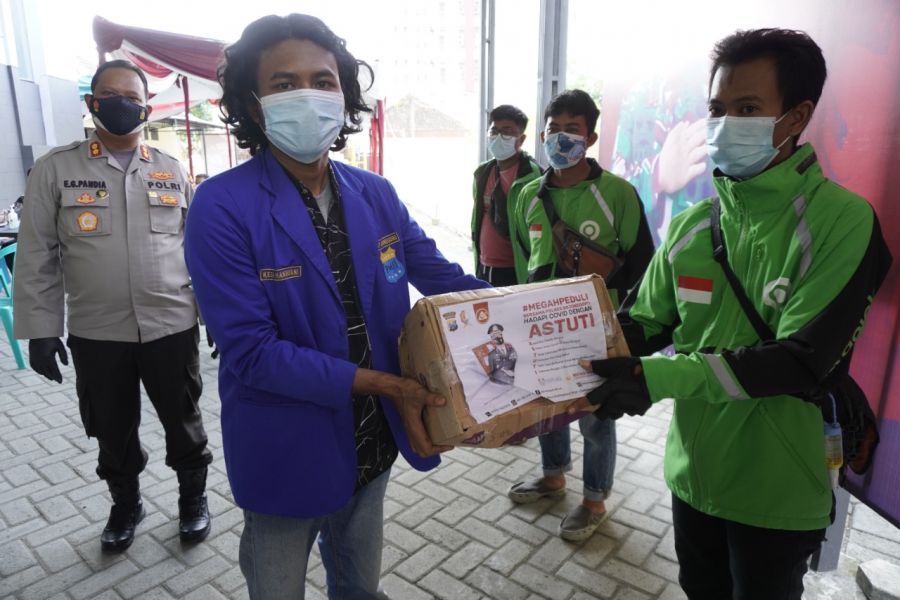 AKBP EG Pandia Bersama Mahasiswa Bagikan Bansos Kepada Pelaku Usaha Kecil dan Ojek Online