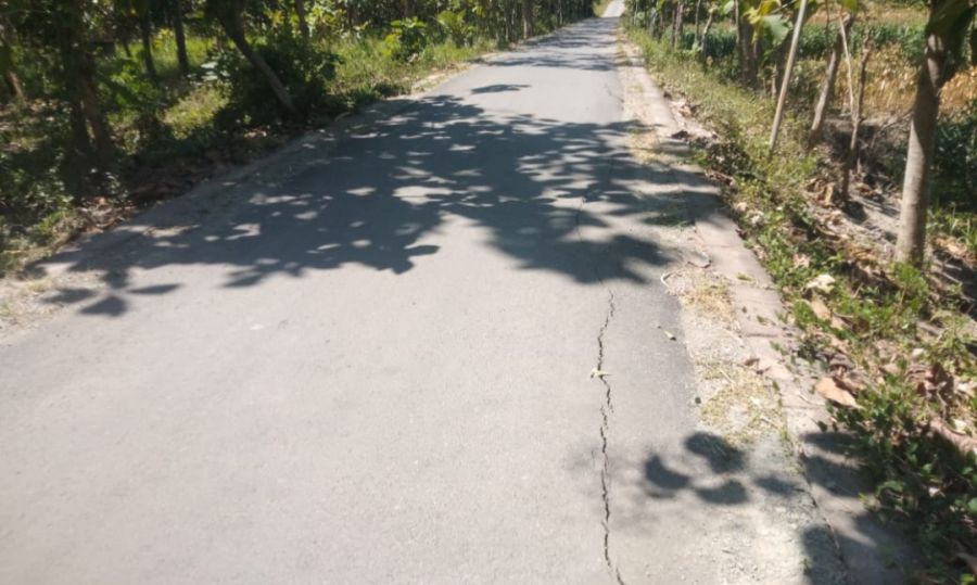 Akibat Dijadikannya Jalan Arternatif Truk Muatan, Jalan BKD Sendangharjo Retak