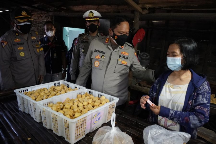 Aksi Kapolres Bojonegoro Borong Tahu Goreng Disaat PPKM Darurat