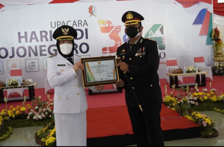 Aktif Penanganan Covid-19, Bupati Bojonegoro Serahkan Panghargaan Kepada Kapolres EG Pandia 