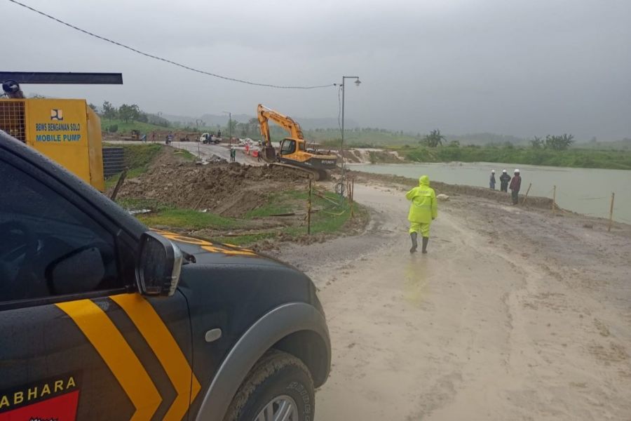 Alami Abrasi Usai Diguyur Hujan Lebat, Jalan Akses Utama Bojonegoro – Nganjuk Ditutup