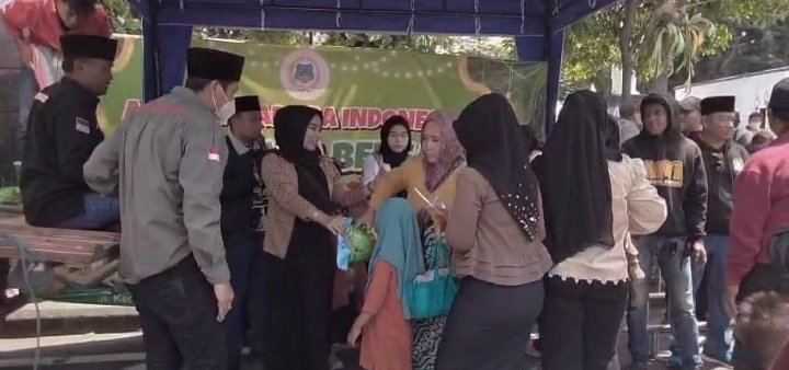 Aliansi Madura Indonesia Salurkan 2.000 Paket Sembako di Depan Gedung Grahadi Surabaya