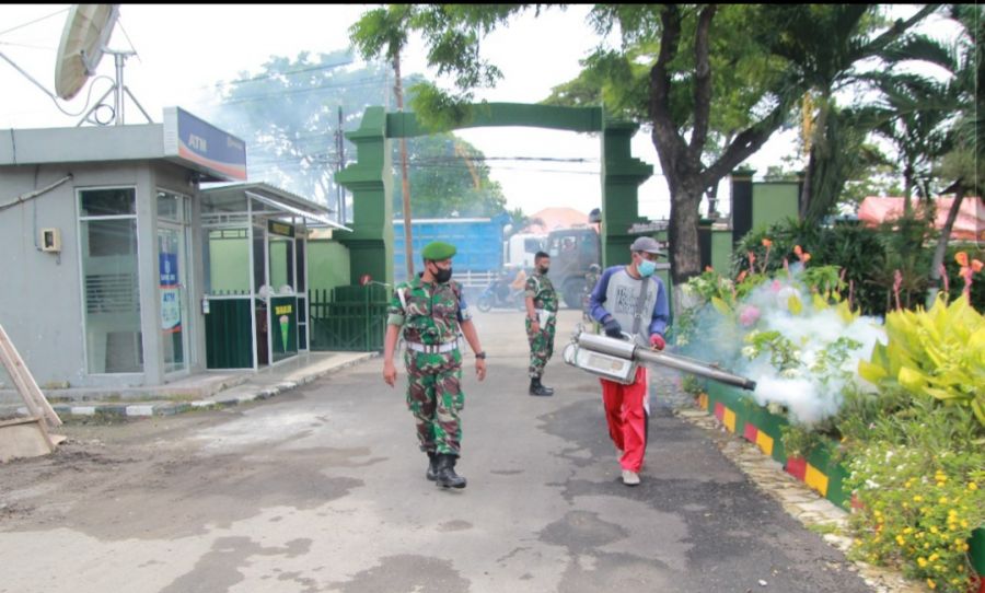 Anggota Kodim 0812 Lamongan Lakukan Fogging Antisipasi DBD 
