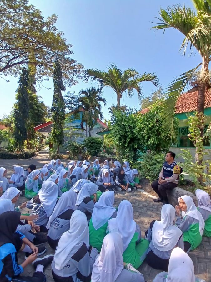 Anggota Polsek Sumberrejo Polres Bojonegoro Berikan Materi di SMP N 2 Sumberrejo
