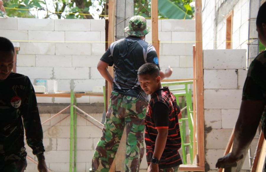 Anggota satgas TMMD 114 Kodim 0812 bahu membahu pasang kusen pintu dan jendela di sasaran RTLH