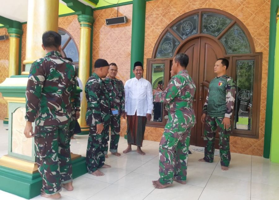 Anggota satgas TMMD 114 Kodim 0812 Lamongan selalu berdiskusi dengan tokoh agama