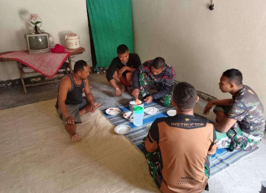Anggota Satgas TMMD Ke 114 Makan Bersama Orangtua Asuh di Lokasi TMMD