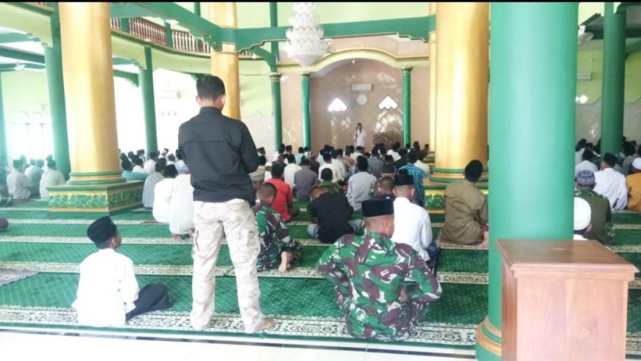 Anggota Satgas TMMD ke114 dan Masyarakat, Shalat Jumat Berjamaah di Masjid Desa Tunggunjagir