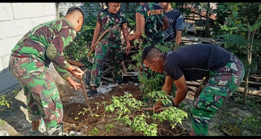 Anggota Satgas TMMD ke114 Gali Lubang Untuk Pembuatan Jamban di Rumah Ibu Sani
