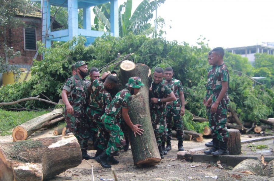Anggota TNI Dengan Sigap Bersama Masyarakat Bersihkan Pohon Tumbang di Telaga Supeno