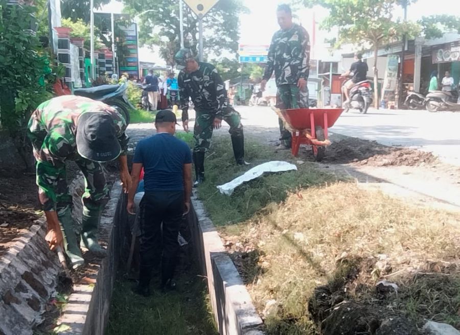Antisipasi Banjir, Babinsa Koramil Sugihwaras Kodim 0813 Bojonegoro Normalisasi Saluran Air