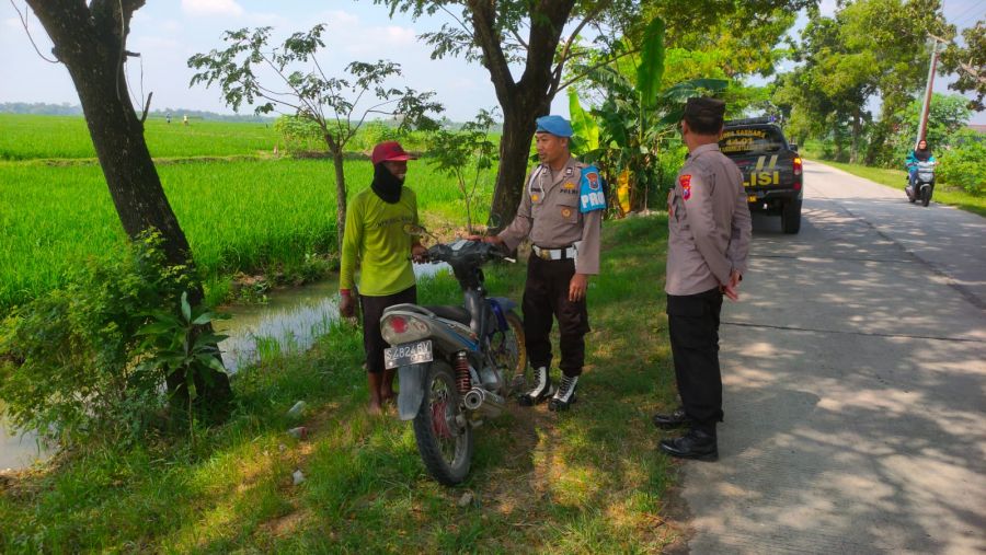 Antisipasi Curanmor, Anggota Polsek Sumberrejo Berikan Himbauan Kamtibmas Kepada Warga