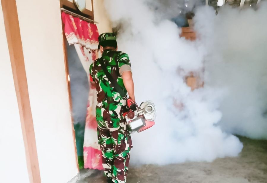 Antisipasi Demam Berdarah, Babinsa Koramil Dander Kodim 0813 Bojonegoro bantu Pengasapan