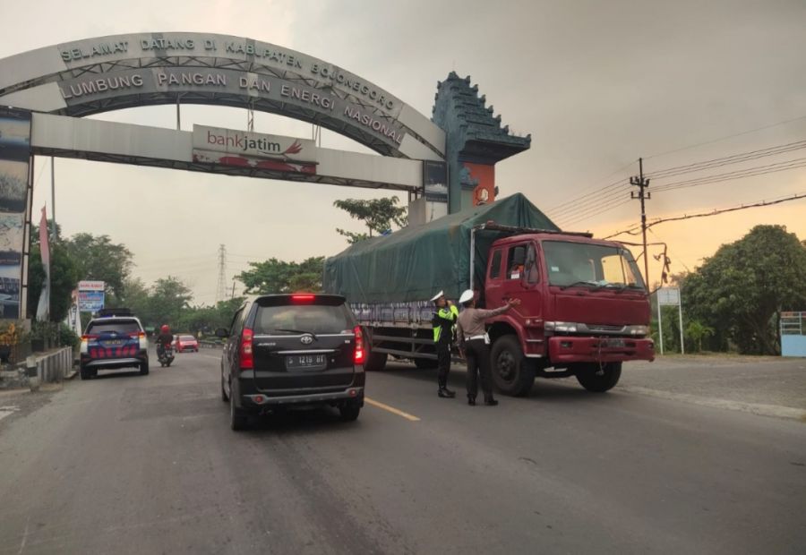 Antisipasi Kemacetan di Lamongan, Satlantas Polres Bojonegoro Lakukan Rekayasa Lalin