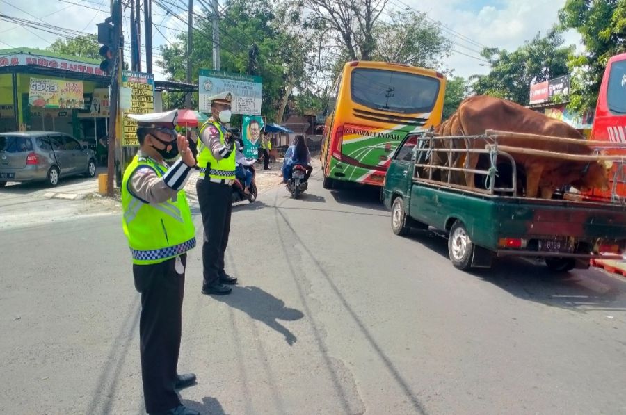 Antisipasi Kepadatan Arus Balik, Satlantas Polres Bojonegoro Lakukan Pengaturan Arus Lalin