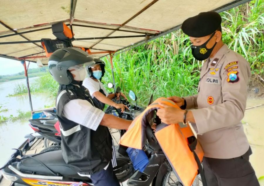 Antisipasi Laka Air, Polisi di Bojonegoro Beri Imbauan Patuhi Prosedur Keselamatan