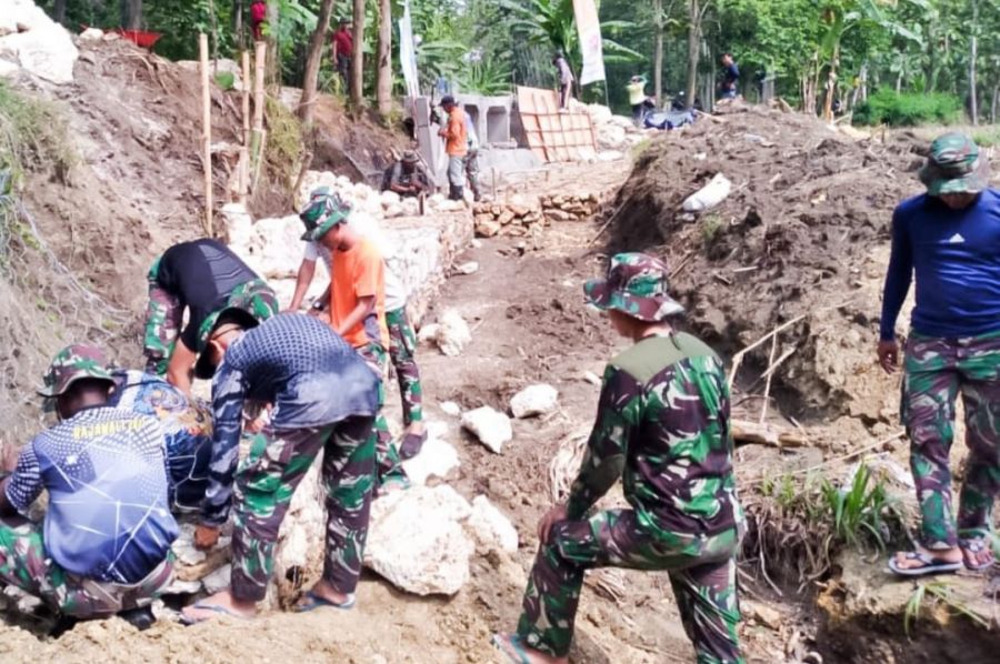 Antisipasi Longsor, Satgas TMMD 115 Bojonegoro bersama Warga Sekaran Percepat Pembangunan Bronjong