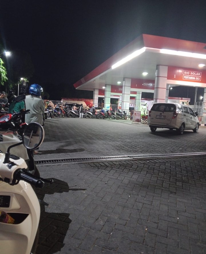 Antrean Panjang SPBU Jalan Basuki Rahmat Situbondo, Pengendara Keluhkan Lamanya Menunggu