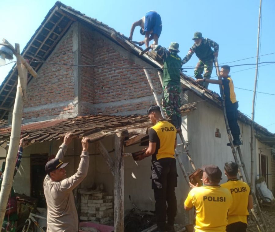 Aparat Gabungan di Bojonegoro Perbaiki Rumah Warga yang Diterjang Angin Putting Beliung