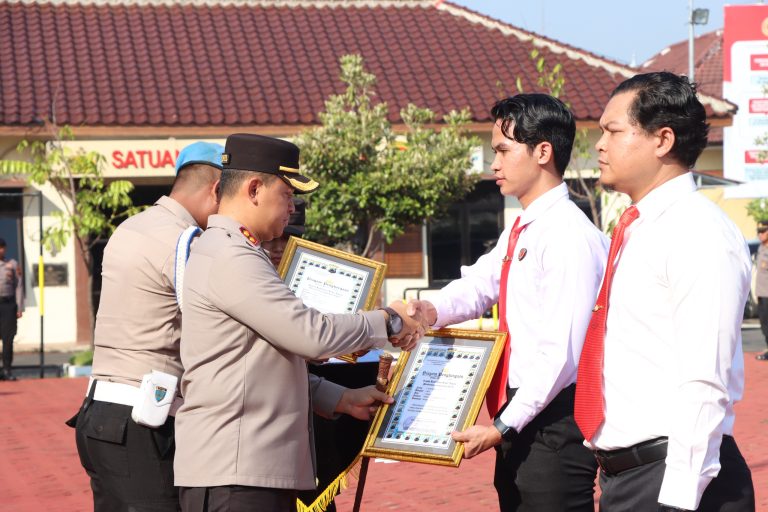 Apresiasi Kinerja Anggota, Kapolres Jepara Polda Jateng Beri Penghargaan kepada Personil Berprestasi