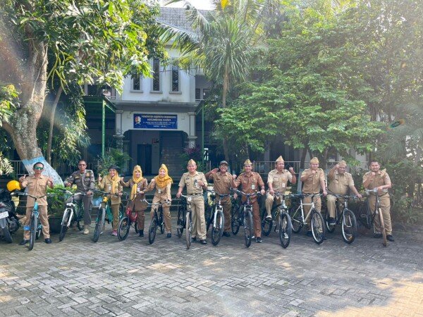ASN Pemkab Bojonegoro Bersepeda Menuju Tempat Kerja
