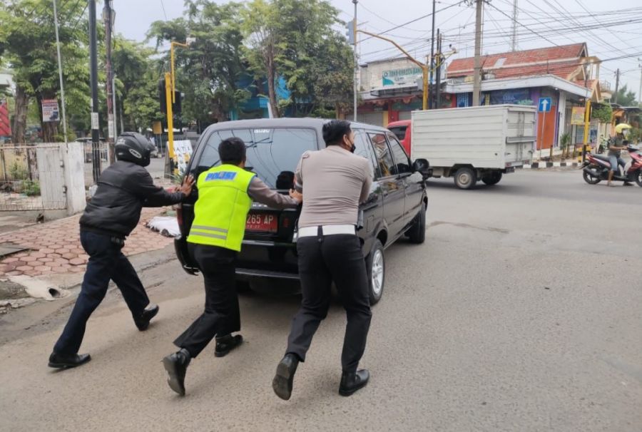 ASTUTI, Kasat Lantas Polres Bojonegoro Bantu Dorong Mobil Mogok di Jalanan