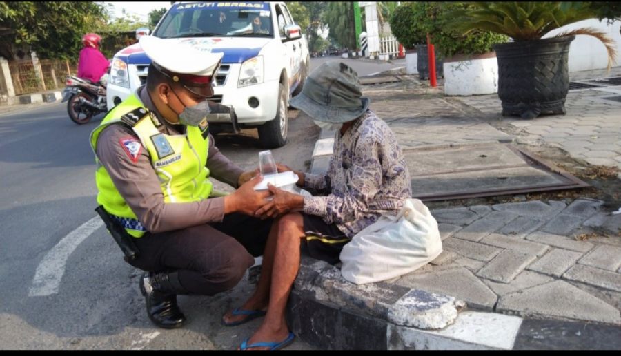 ASTUTI, Satlantas Bojonegoro Bagikan Nasi Kotak Kepada Warga