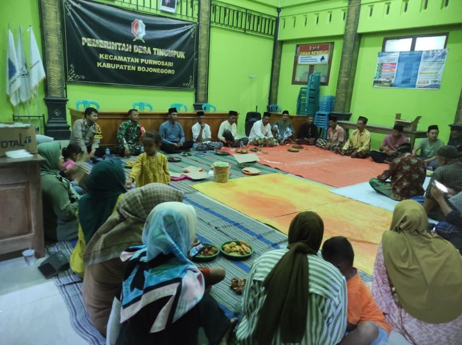 Babhinkamtibmas Polsek Purwosari Polres Bojonegoro Ajak Warga Doa Bersama di Malam Pergantian Tahun