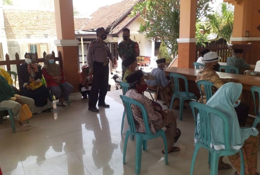 Babinkamtibmas dan Babinsa Koramil 0812/26 Pucuk Terus bersinergi Dampingi Vaksinasi Tahap II