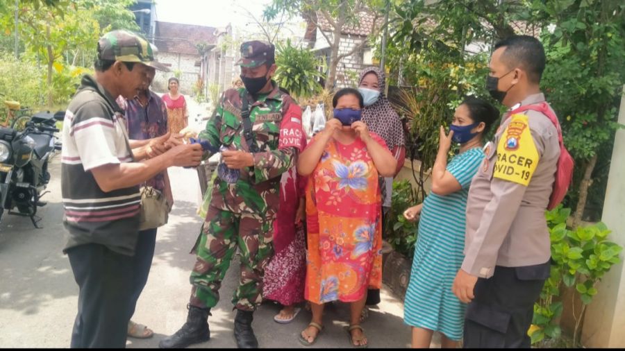 Babinsa 0812/02 Deket Jadika Komsos Sebagai Sosialisasi Prokes Di wilayah Binaannya