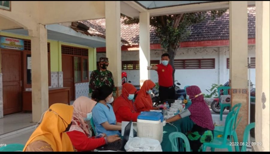 Babinsa 0812/04 Tikung Terjun Langsung Awasi Program Vaksinasi Booster di Wilayah