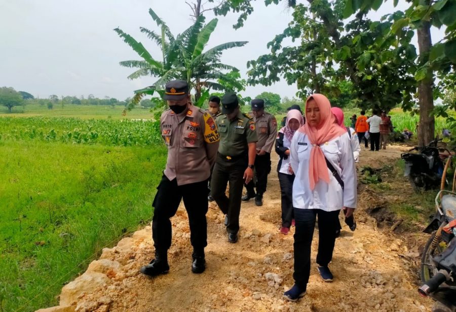 Babinsa Bluluk dan Bhabinkamtibmas Sinergi Ikuti Kegiatan Padat Karya Tunai Desa