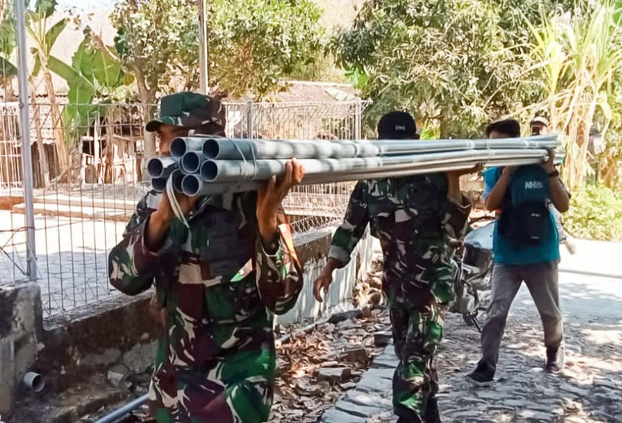 Babinsa Bubulan Kodim 0813 Bojonegoro Bantu Pasang Pipa Demi Warga Dapatkan Pasokan Air Bersih