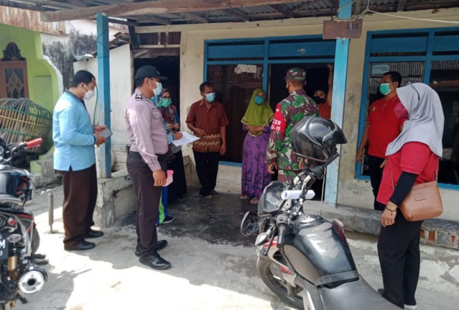 Babinsa Dan Babinkamtibmas Tikung Dampingi Tim Contac Tracer dari Puskesmas Laksanakan Tracing