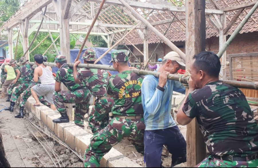 Babinsa Desa Kedaton Kodim 0813 Bojonegoro Rehap Rumah Mbah Saelan Agar Layak Huni