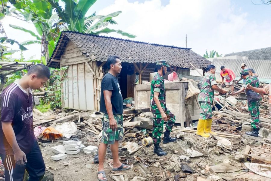 Babinsa Dua Koramil Jajaran Kodim 0813 Bojonegoro gelar Karya Bakti Bersama Masyarakat
