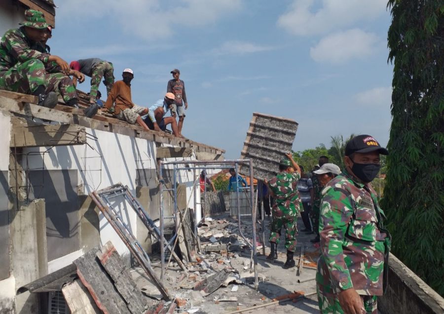 Babinsa Hadir Ditengah-tengah Masyarakat Dalam Kerja Bakti Pembangunan Masjid