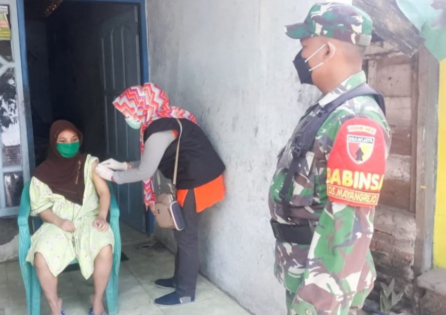 Babinsa Kalitidu Bojonegoro, Dampingi Giat Vaksinasi bagi Disabilitas dan ODGJ Desa Mayangrejo