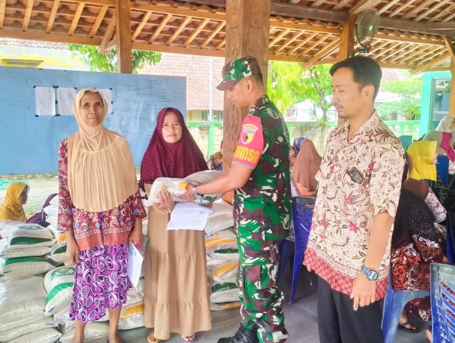 Babinsa Kalitidu Kodim 0813 Bojonegoro Monitoring Penyaluran Bantuan Pangan Pemerintah
